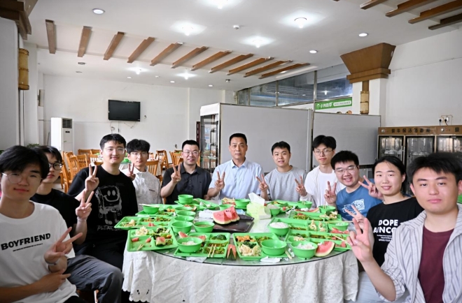 副校长陈磊山与英国上市官网365毕业生共进午餐